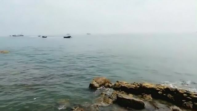 清澈的海水映着蓝天白云 冠头岭的美景正在吸引越来越多的游客