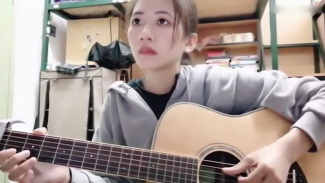 美女小姐姐吉他弹唱陈奕迅经典歌曲《阴天快乐》人美声甜唱的真好听