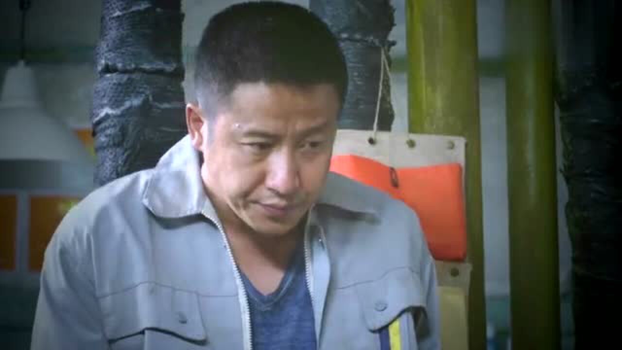 男孩离家出走被爷爷打，屁股被打红起来趴着睡，父母看着十分心疼_高清