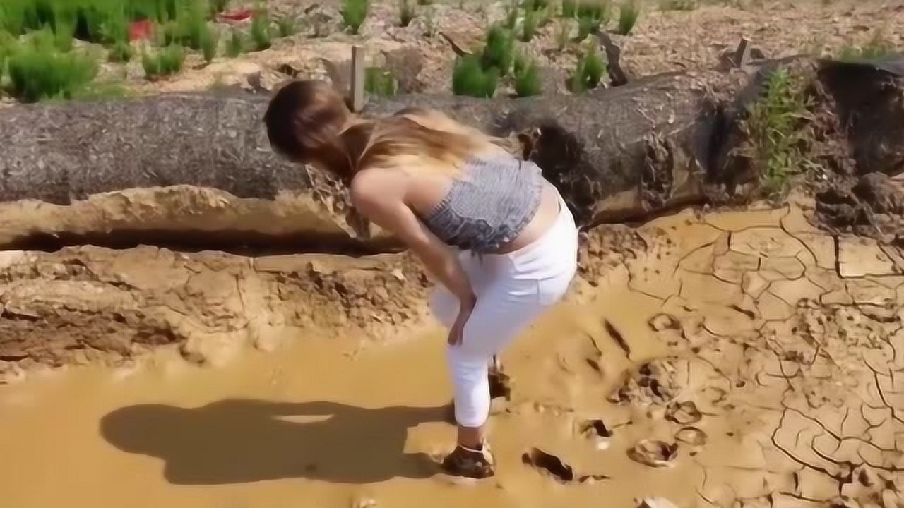 疯狂! 穿高跟鞋在泥坑里走路, 别把脚崴了