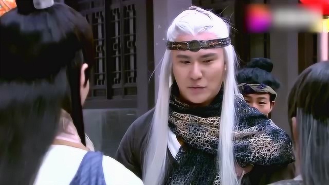 老郭父子离开,却遇到正颖在大街上公然打劫,松雨跟正颖打了起来