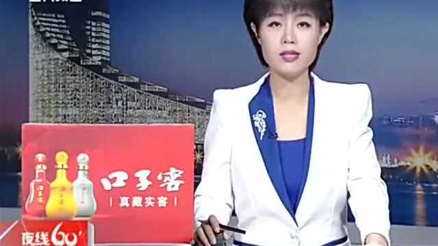 女子殴打警察,还一边自脱上衣,这是要干嘛?