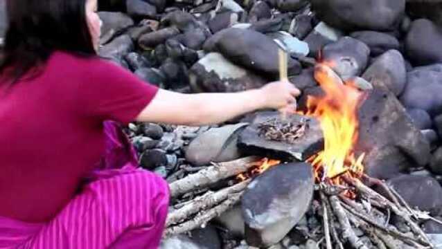 野外美食:蟾蜍也能吃吗,不怕有毒吗,真是百无禁忌