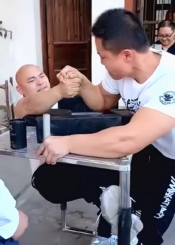 全国70kg最强大力士余辛扳腕