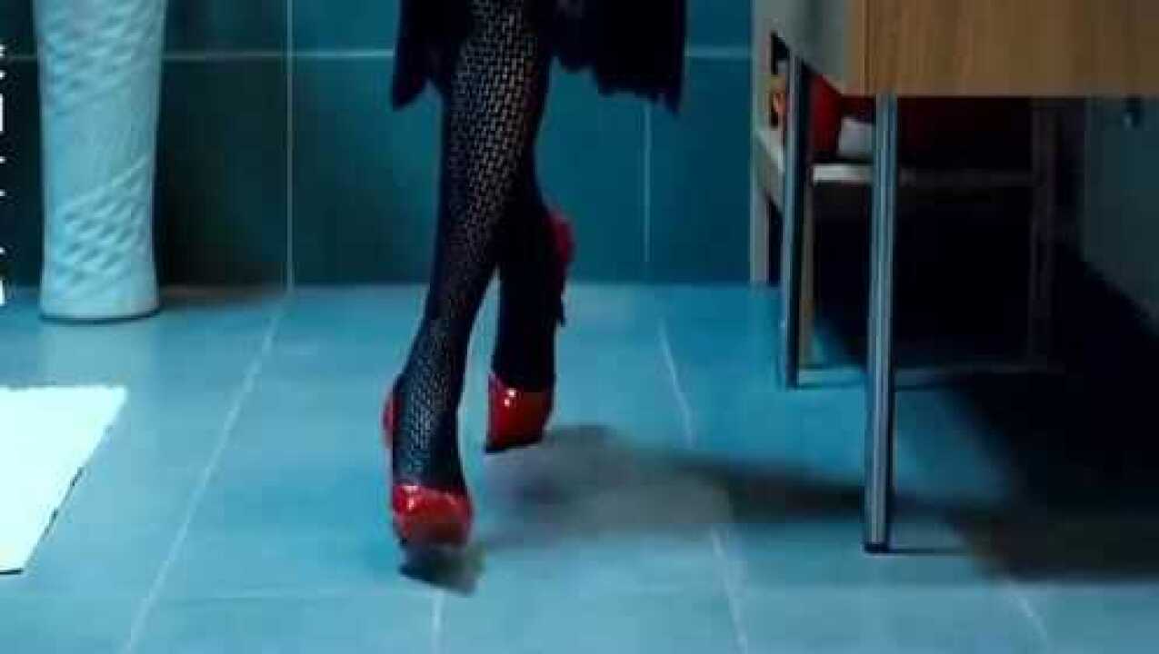 当男人穿上丝袜，踩上高跟鞋的时候，这才叫女人味哈哈_腾讯视频