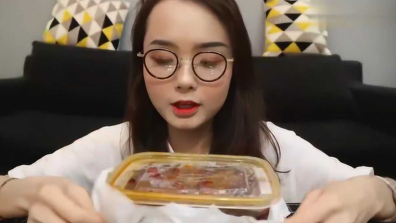 吃播大胃王阿尤小姐姐一人独食整条麻辣烤鱼小姐姐吃得好馋人