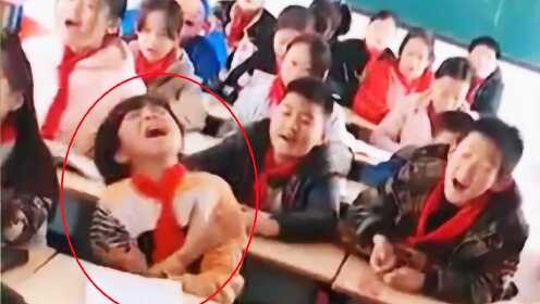 全班合唱光年之外，中间的c位小弟弟太抢眼了！以后必成大器！ - 腾讯视频