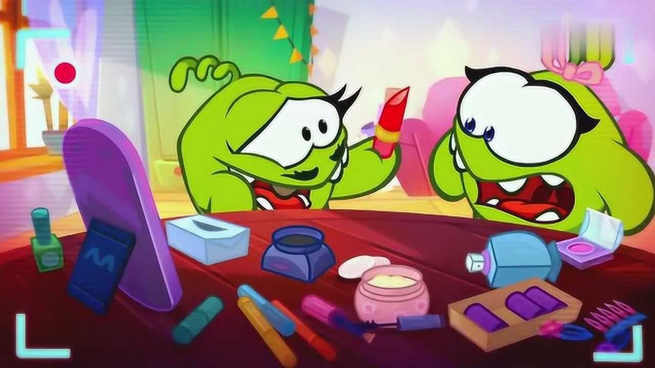 奥姆把口红当成了糖果,张口就要吃