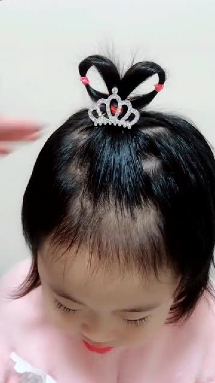 2岁多的小宝宝这样扎头发,俏皮又可爱,手法很简单轻松学会!