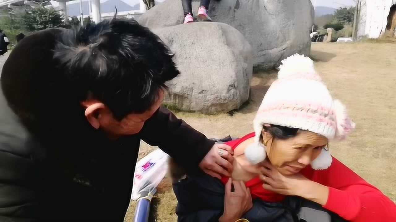 温暖大叔街头为爱妻揪痧治感冒大妈笑称他对我最好