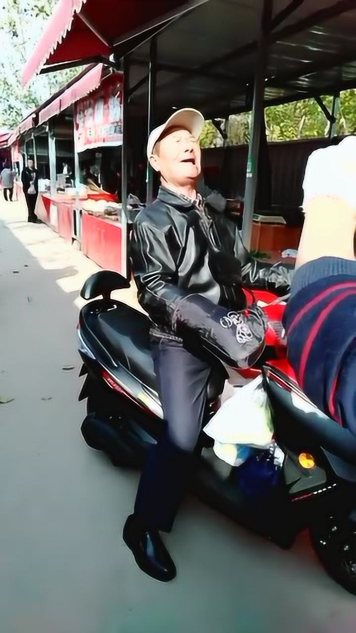 偶遇网红大爷王金锁,一个走到那唱到那的灵魂的歌者,想不火都难!