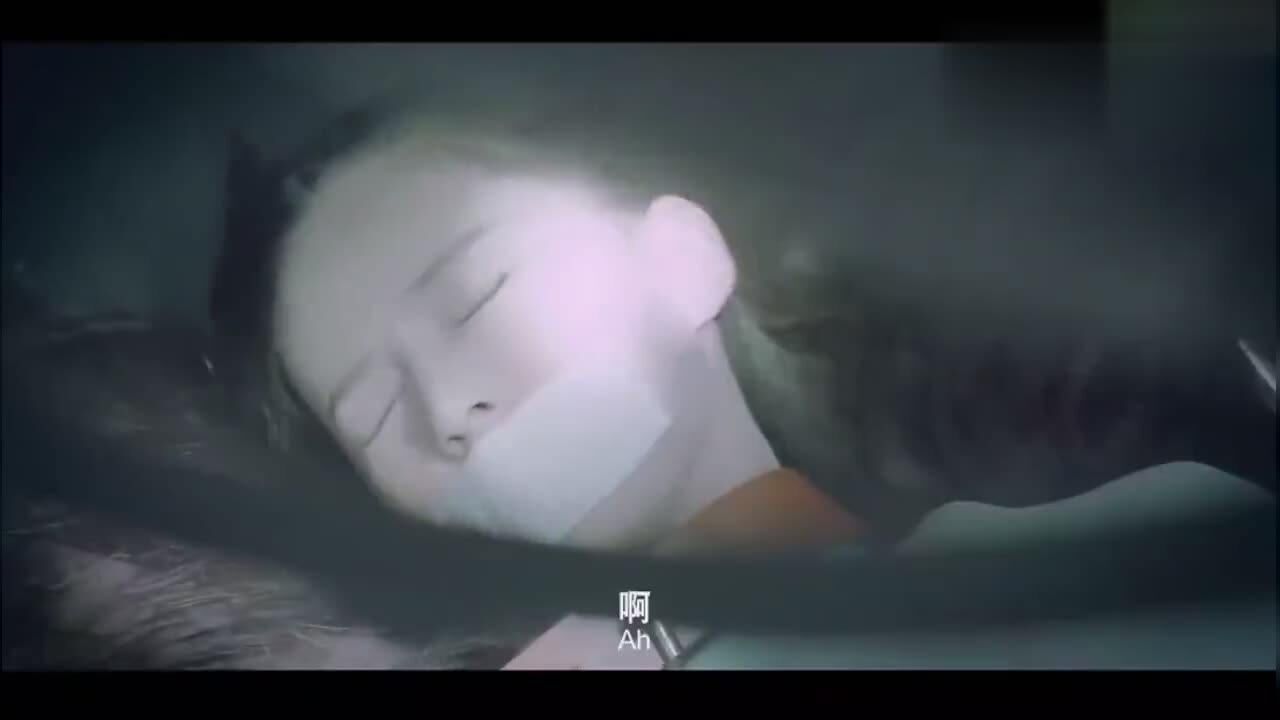 美女学生知道了太多秘密，被坏人抓去做实验！