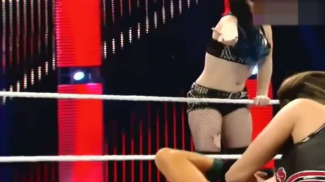 WWE女子搏击赛,女子撕衣摔跤,这就能看出中国女人多温柔了