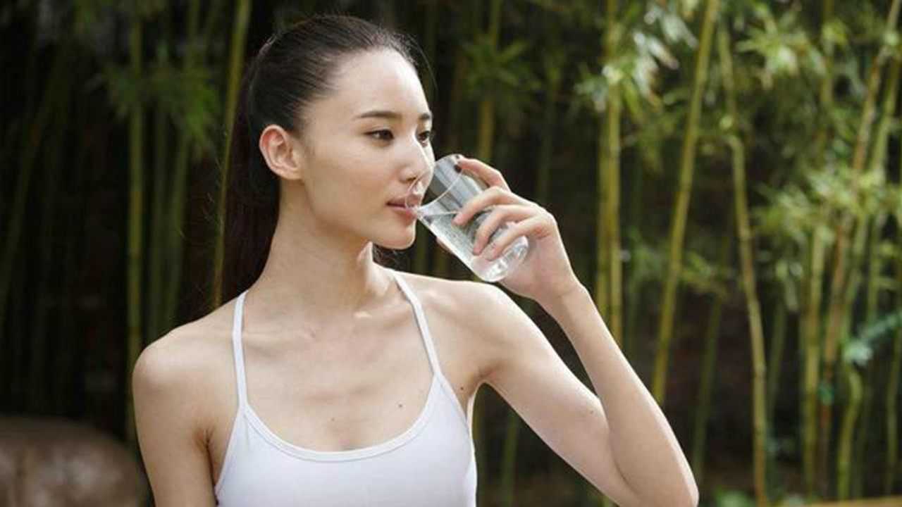 早上空腹喝水对身体到底有什么好处看完长见识了