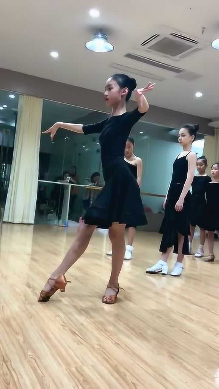 12岁女孩跳拉丁舞图片