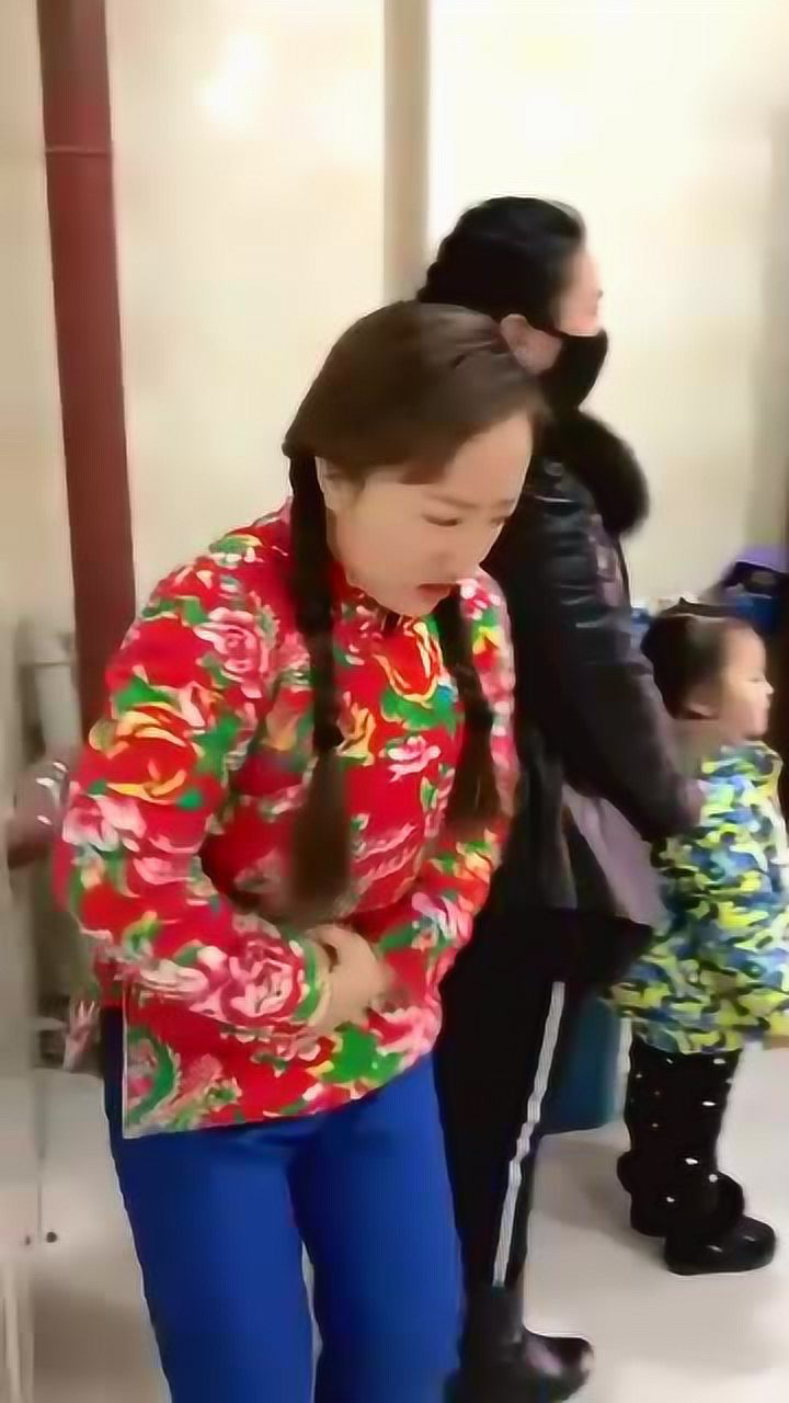 女人出门就得穿个纸尿裤，你瞅，尿裤子了吧_腾讯视频