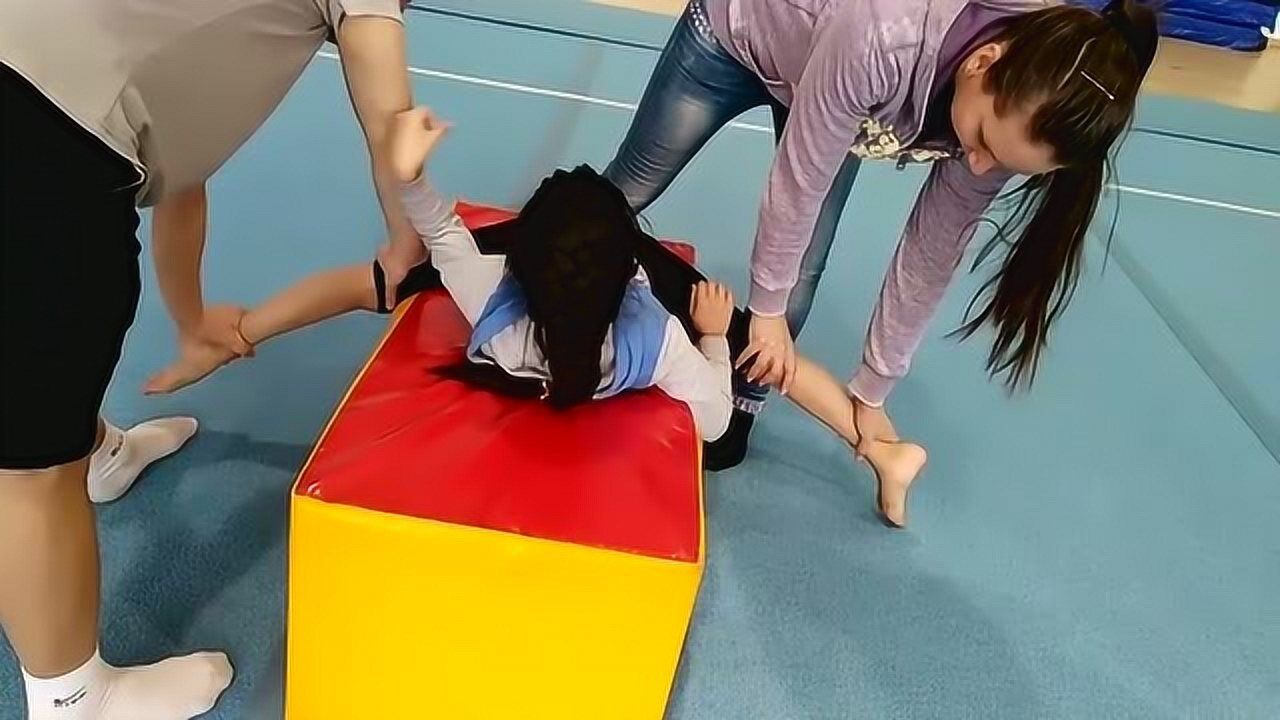 麻木了！体操队教练给女生们向下开叉，双腿一字马撑180度_高清
