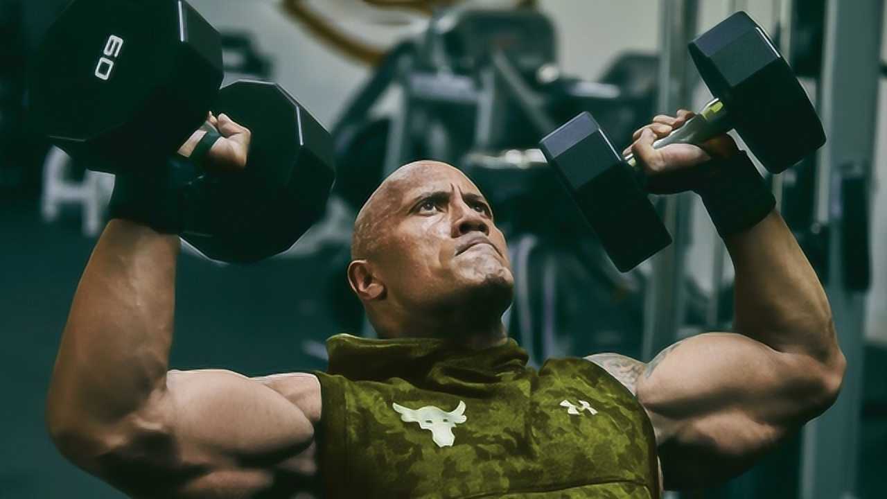 好莱坞最强壮的演员46岁的巨石强森依旧霸气一身肌肉全靠虐