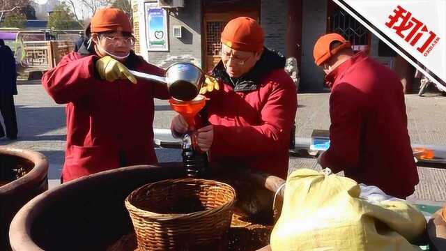 江苏淮安28口百年酱缸现身闹市 市民争相打酱油