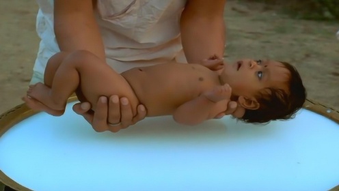 印度村庄的可怕习俗，只要出生的是女婴，就要被淹没在牛奶里！