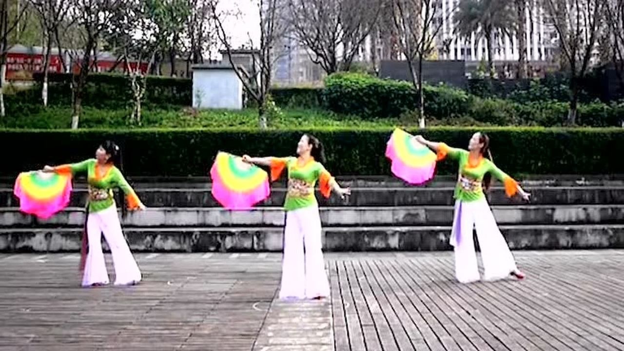 广场舞扇子舞《又见江南雨》_腾讯视频}