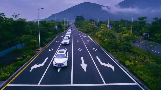 为什么有的地方马路中间高,两边低?设计师很聪明!