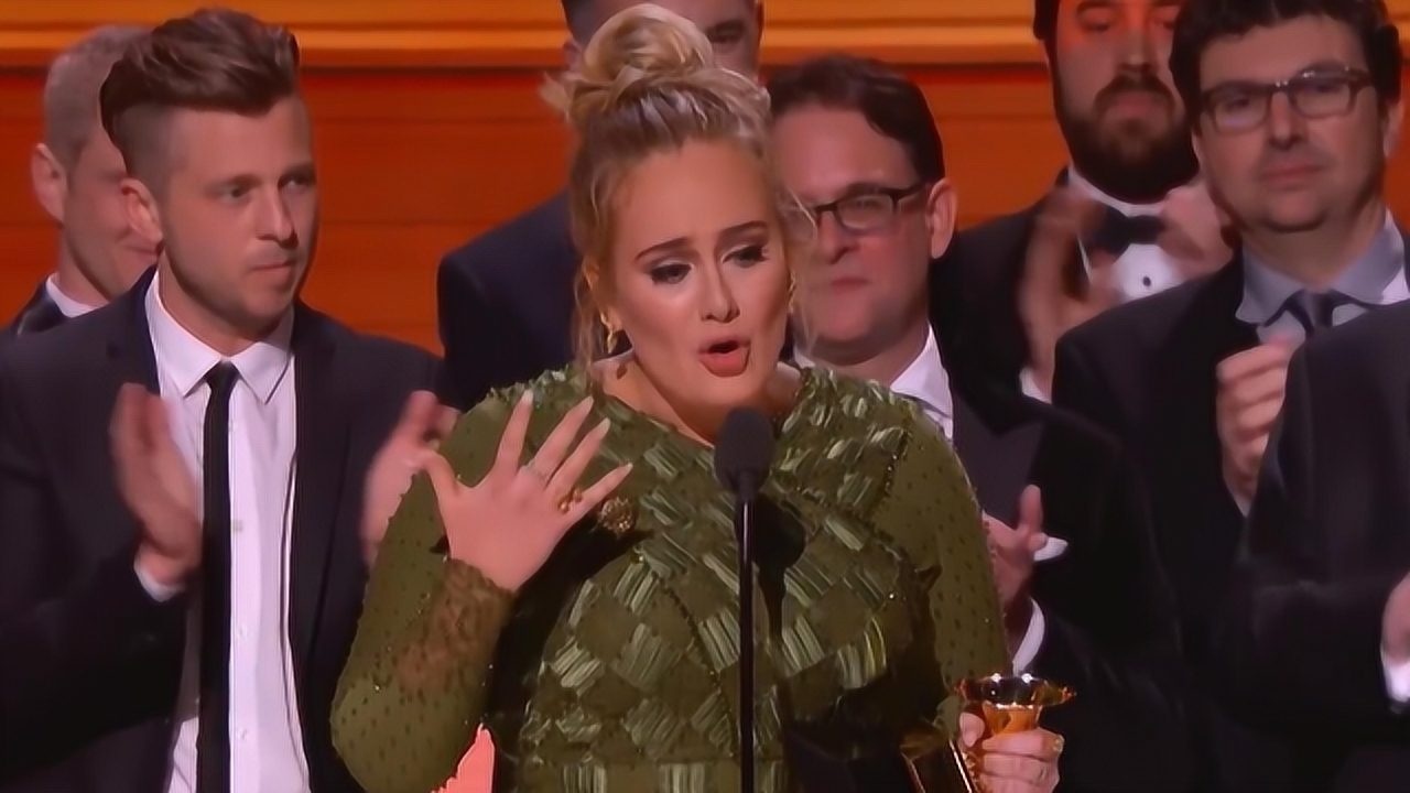 王者归来,阿黛尔横扫格莱美奖,哭着说获奖感言致敬碧昂丝!