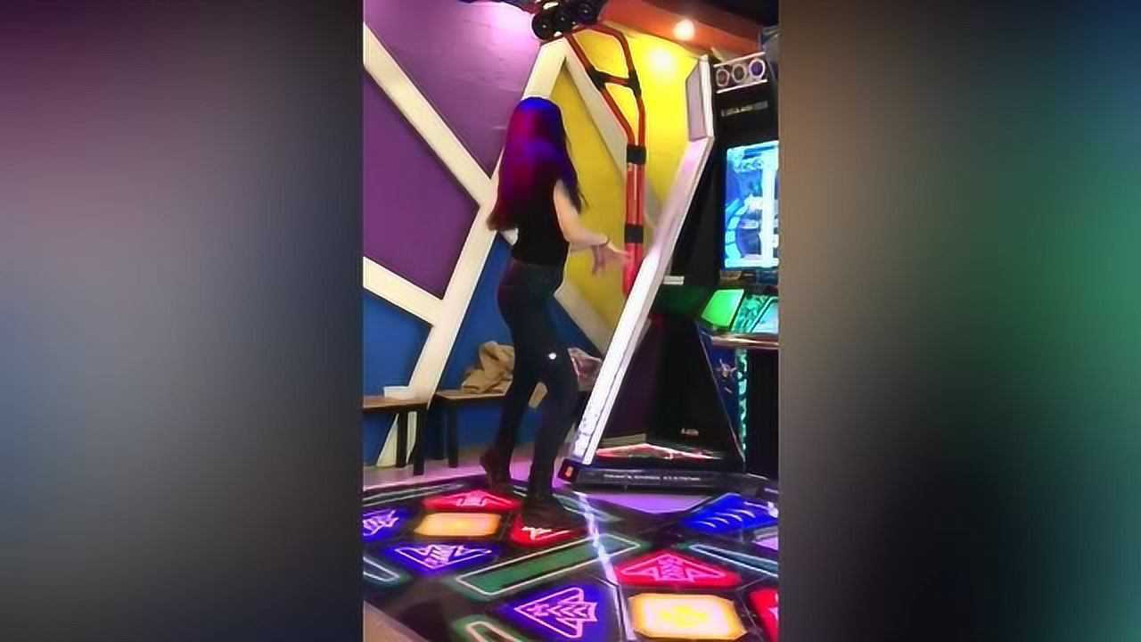 在跳舞机上跳尬舞的小姐姐,舞姿真妖娆