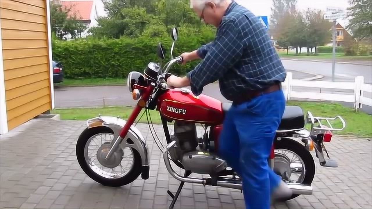 90年代大街上随处可见的幸福250摩托车,老外当做宝贝收藏着