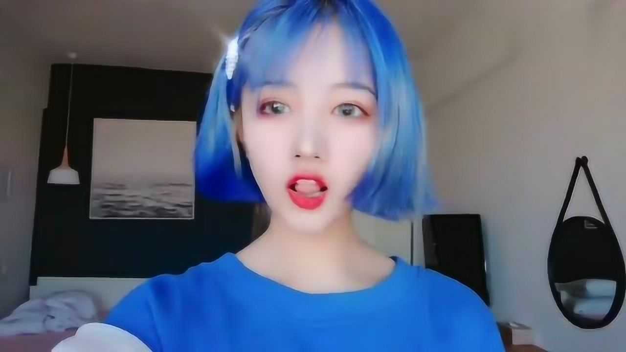 女朋友喜欢蓝色,但我怎么也没想到,她会把头发也染成蓝色!