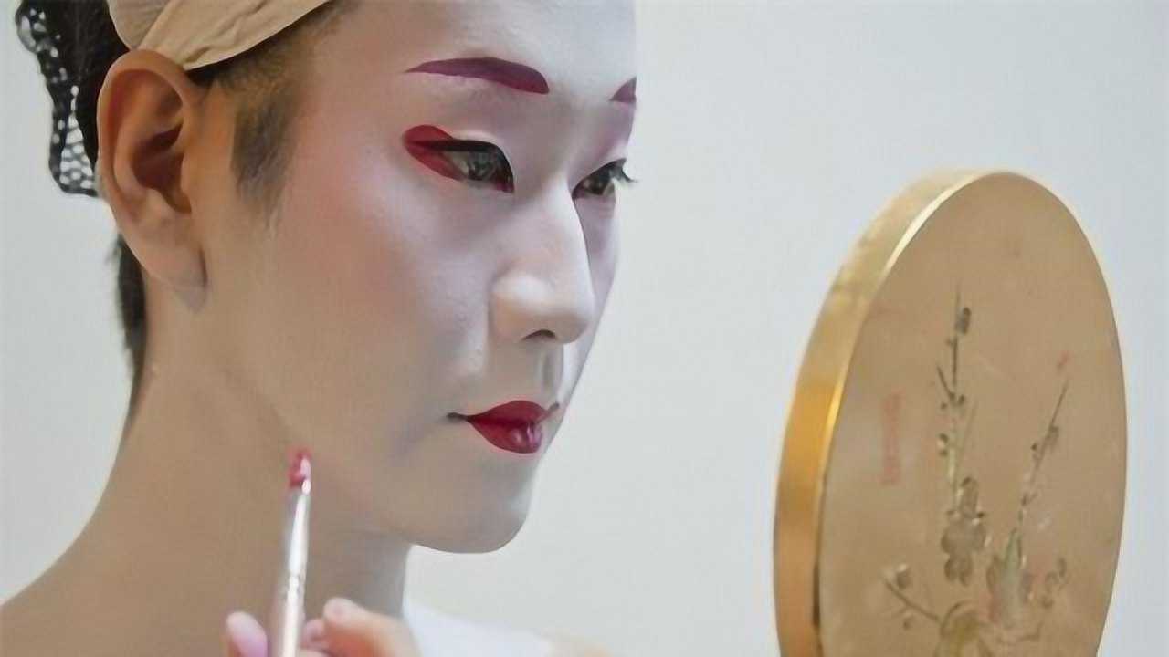 日本唯一罕见地"男艺伎",传承母亲舞技高超,却被很多人歧视看待