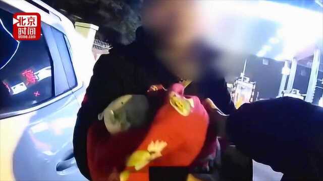 男子无证驾驶找妻子顶包自己抱娃 交警:“孩子怕是一路哭过来的”