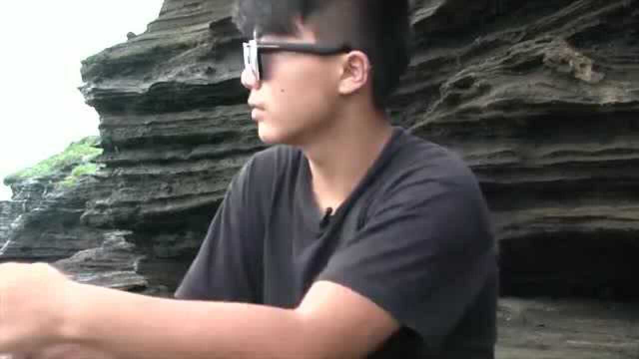 变形计:潘怡行正在享受着属于自己的大餐,这对兄弟还在流落荒岛