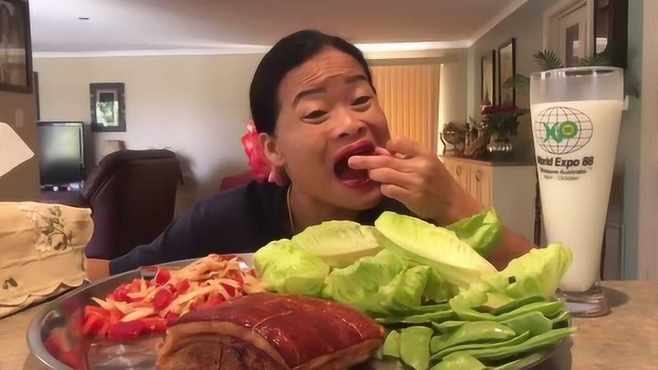 吃相夸张的泰国大姐又来了又酥又脆的烤猪肉吃的真香好馋人