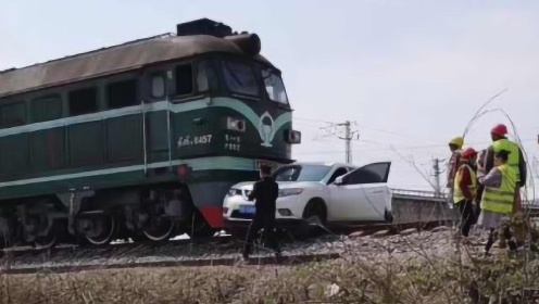 荆州一私家车与火车相撞，所幸无人伤亡