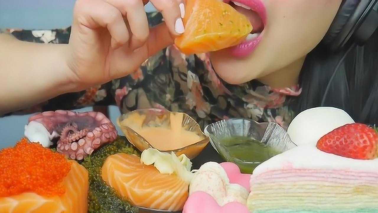 美女吃播泰国微笑姐吃海鲜大餐直接全部生吃观众就好这口