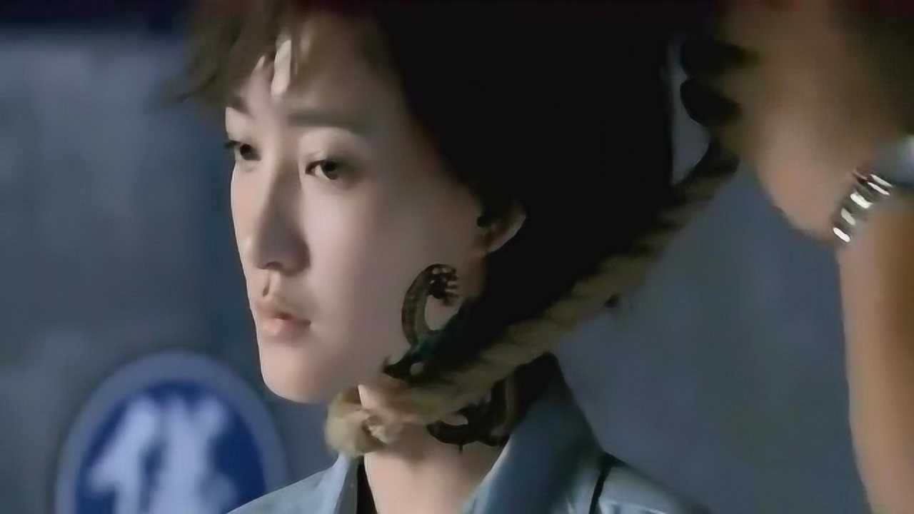 美女被吊死拉到荒地掩埋男子趁黑挖开土救人