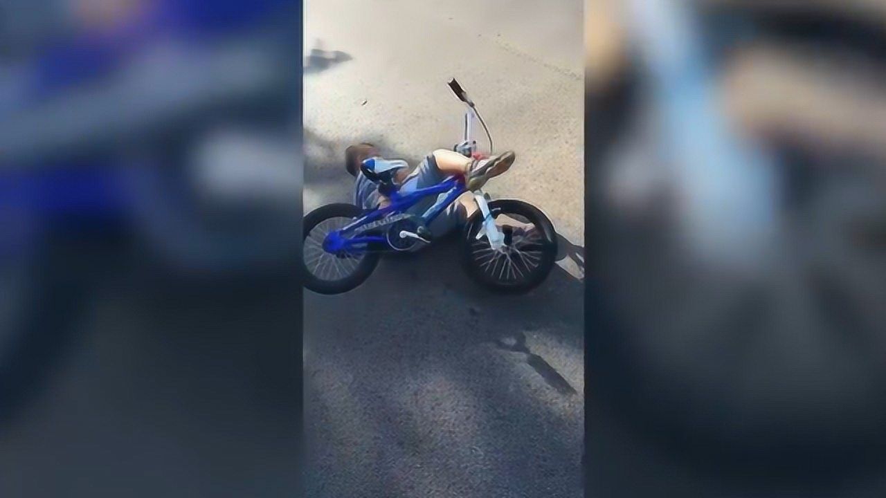 男生骑自行车突然摔倒了（男生骑自行车突然摔倒了怎么回事） 男生骑自行车忽然
跌倒
了（男生骑自行车忽然
跌倒
了怎么回事） 自行车