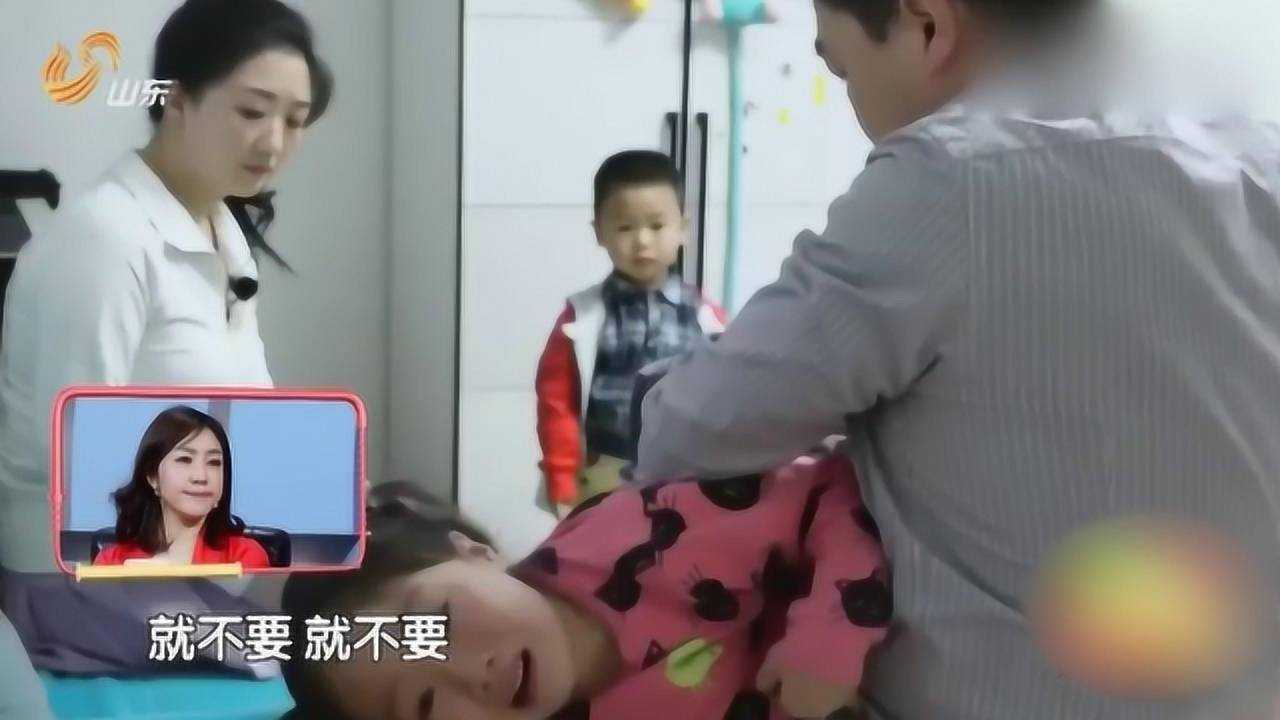 女儿犯错就撒泼，爸爸生气打屁股，妈妈一旁不敢吱声！_高清