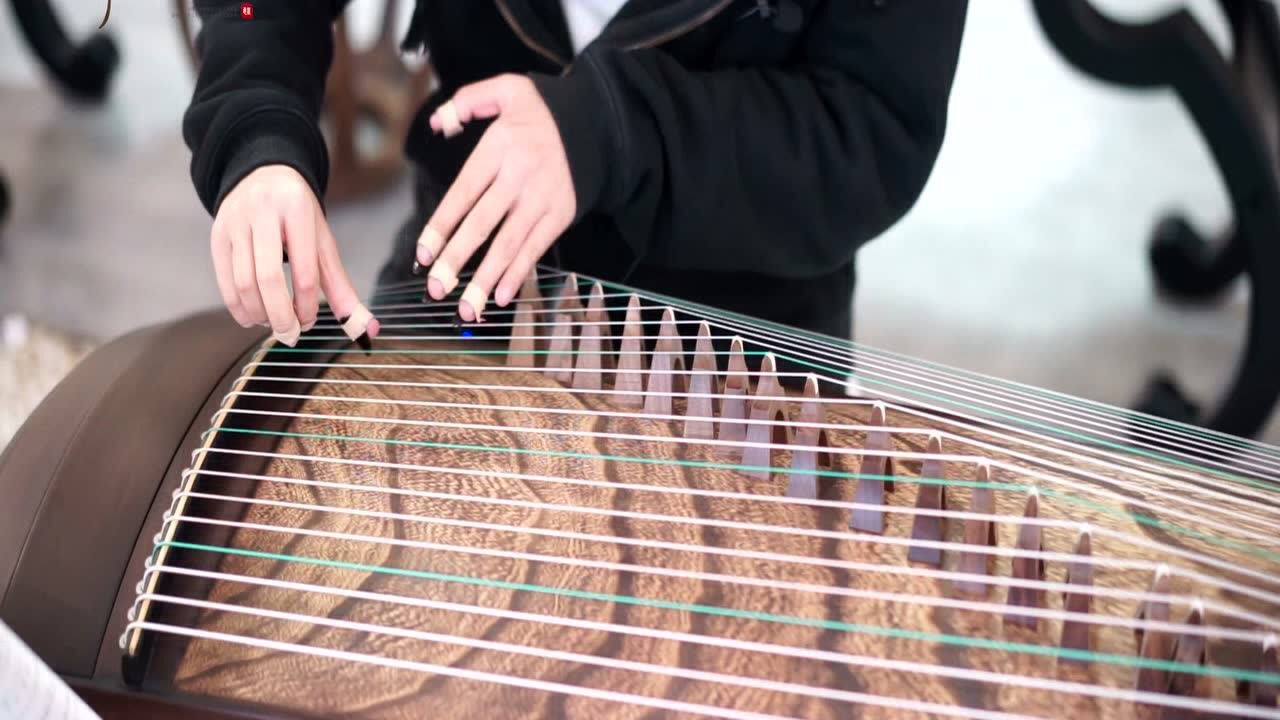 专业古筝讲师讲解并示范指法"花指"