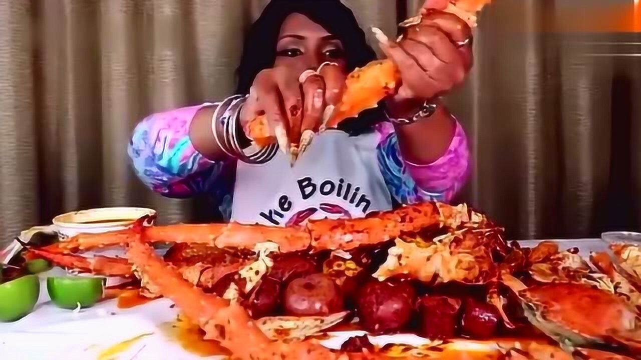 非洲阿姨吃帝王蟹,一只腿就足够让你口水直流,真香