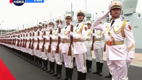 习近平检阅中国人民解放军海军仪仗队