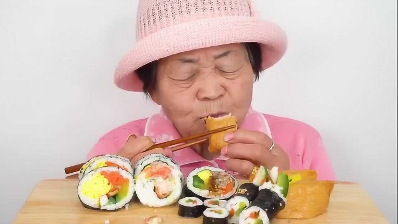 韩国时尚奶奶吃紫菜包饭和豆腐寿司超可爱吸粉一大波