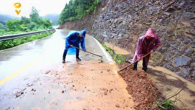 司机注意了!郴州桂阳县持续降雨导致通村公路山体滑坡,道路受阻