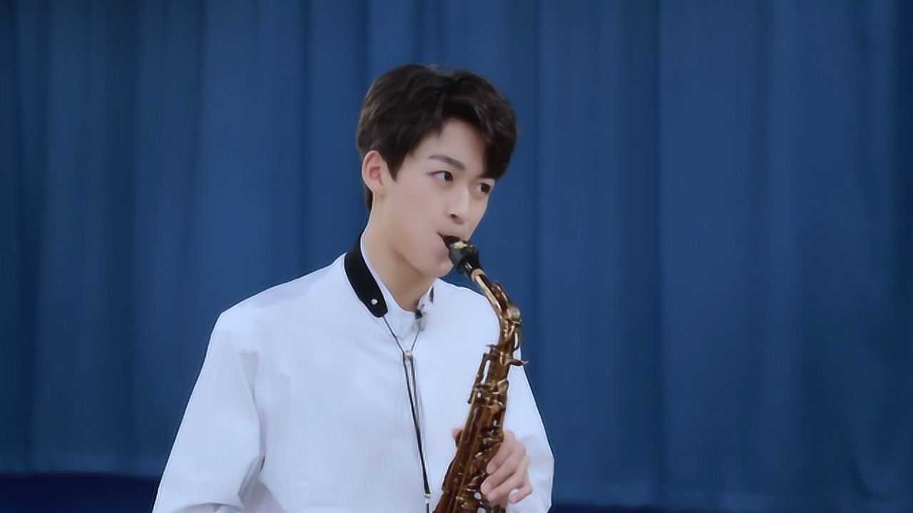 何洛洛vlog何洛洛用萨克斯吹98k王晨艺帅气接上舞蹈