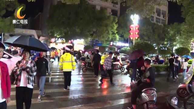 我县交警夜查“鬼火”摩托车并扣车7辆