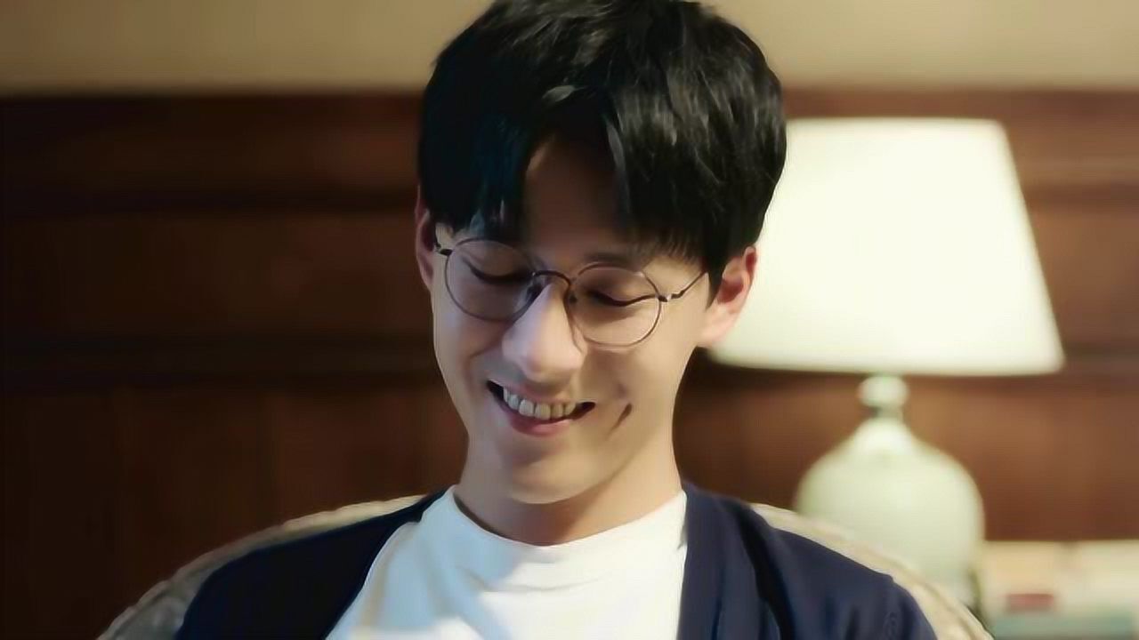 我只喜欢你言默的笑容速速收藏f君笑起来是有梨涡的哟