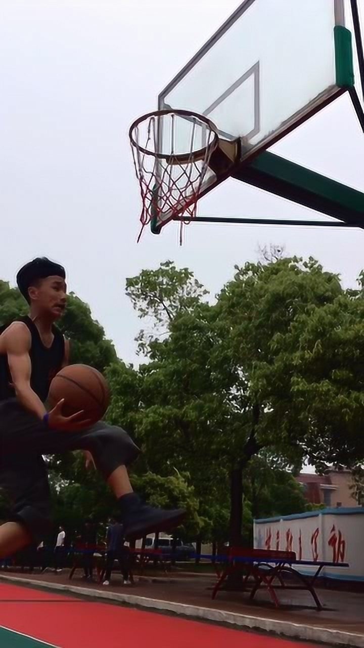 篮球:这个摸头风骚上篮,欧文拉杆上篮,高难度动作上篮_高清1080P在线观看平台_腾讯视频
