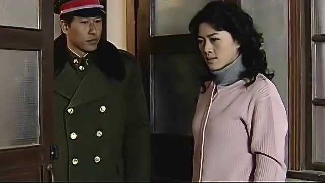 军官回家看望前妻和女儿,被前妻骂,直言自己毁在他手里