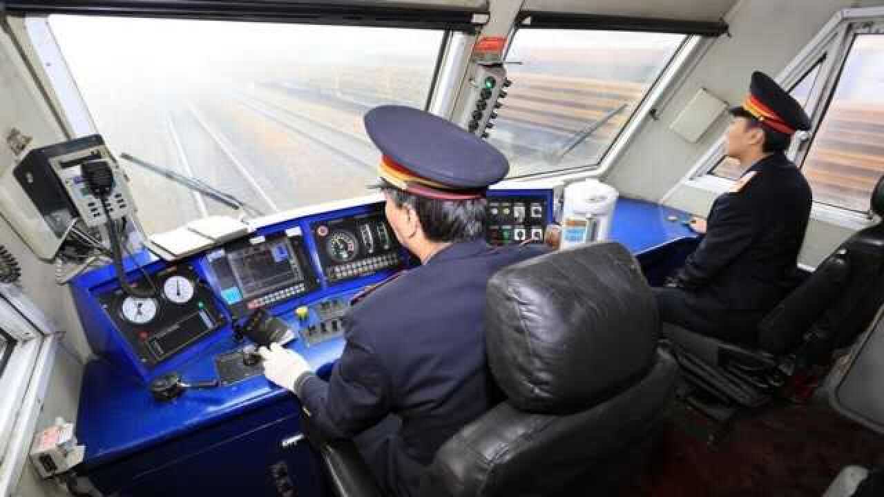 火车驾驶室里没有方向盘那么火车司机是怎么控制行驶方向的